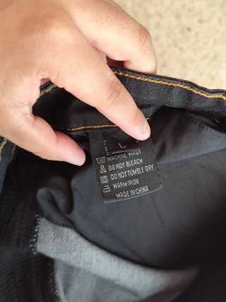 Pantalón motero negro estilo vaquero