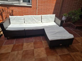 Conjunto sofá y otomana ratán. JARDIN