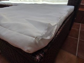 Conjunto sofá y otomana ratán. JARDIN