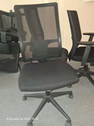 Silla de oficina negra