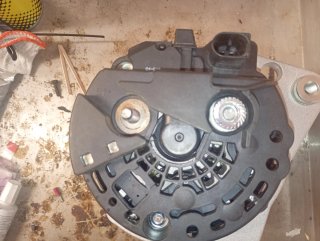 Alternador HELLA 14V 90A 8EL 011 710-381