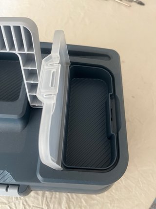 Caja de herramientas azul con asa