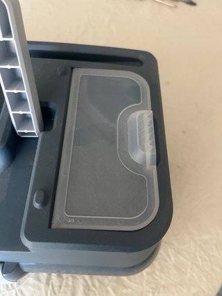 Caja de herramientas azul con asa