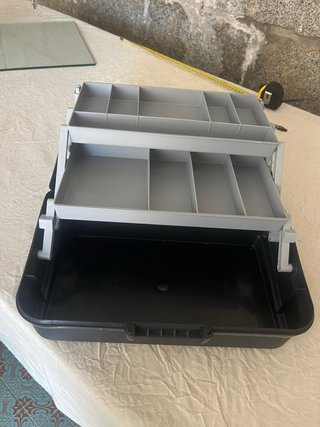 Caja de herramientas azul con asa