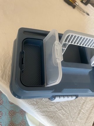 Caja de herramientas azul con asa