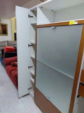 Mueble de salón modular blanco y madera