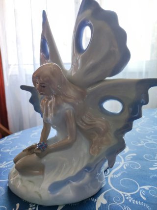 Figura de porcelana con alas de mariposa