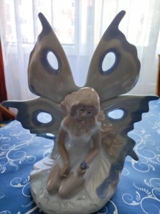 Figura de porcelana con alas de mariposa