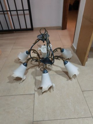 Lámpara de salón dorada con tulipas