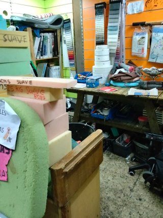 Local comercial con altillo. Traspaso tapicería