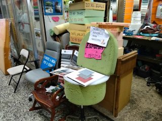 Local comercial con altillo. Traspaso tapicería