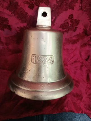 Campana de bronce antigua