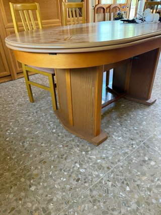 Mesa de comedor de madera
