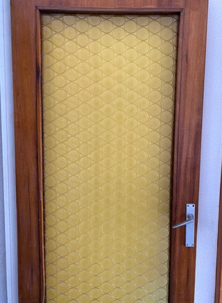 Puerta madera vintage cristal amarillo retro