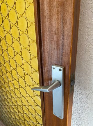 Puerta madera vintage cristal amarillo retro