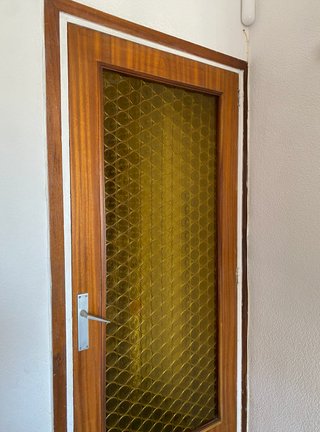 Puerta madera vintage cristal amarillo retro