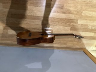 GUITARRA ACUSTICA  LO HA DADO TODO