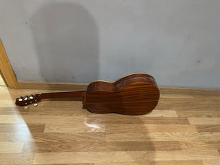 GUITARRA ACUSTICA  LO HA DADO TODO