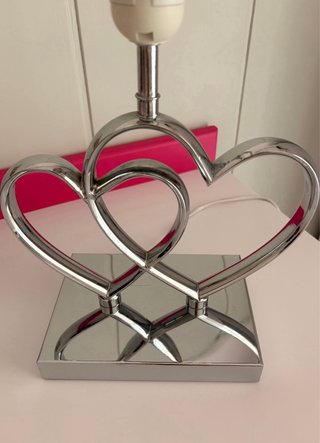Lámpara de mesa de corazones