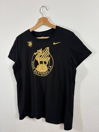 Camiseta Nike Negra con Logo Dorado