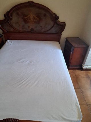 Cama, colchón y mesitas de noche