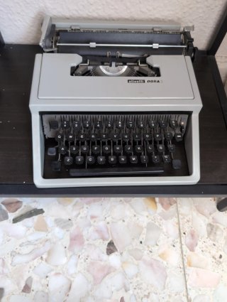 Máquina de escribir Olivetti DORA