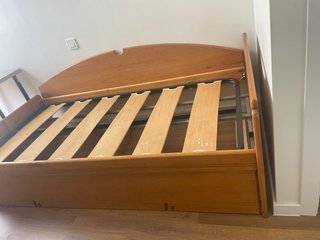 Cama individual de madera con colchón