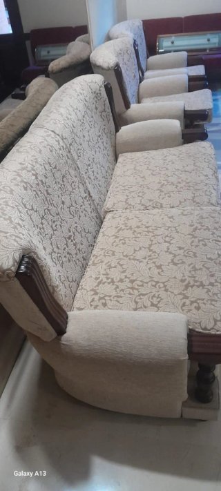 Sofá de tela y madera color beige y marrón