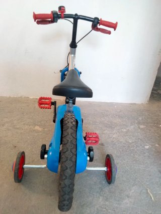 Bicicleta infantil con ruedines