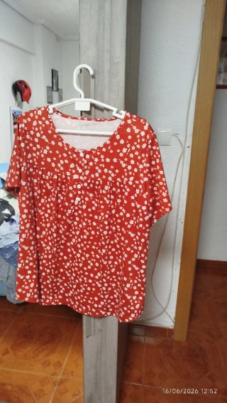 Blusa mujer roja con flores blancas
