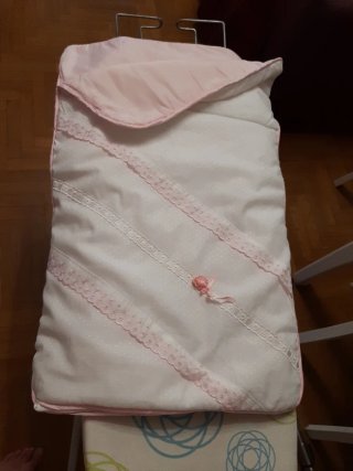 Saco para bebé rosa y blanco