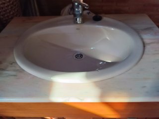 Mueble lavabo con grifería y toallero