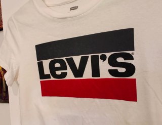 Camiseta Levi's Blanca Logo Rojo Negro