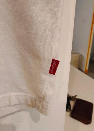 Camiseta Levi's Blanca Logo Rojo Negro