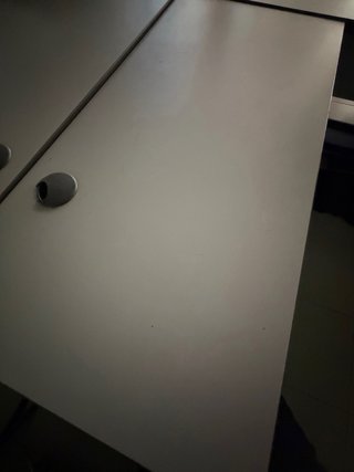 Mesas de oficina con cajones y electricidad