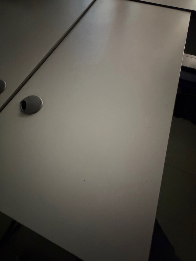 Mesas de oficina con cajones y electricidad