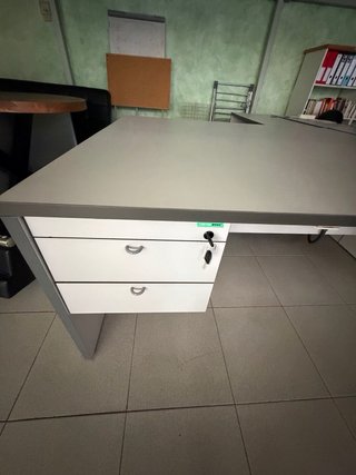 Mesas de oficina con cajones y electricidad