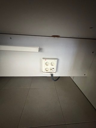 Mesas de oficina con cajones y electricidad