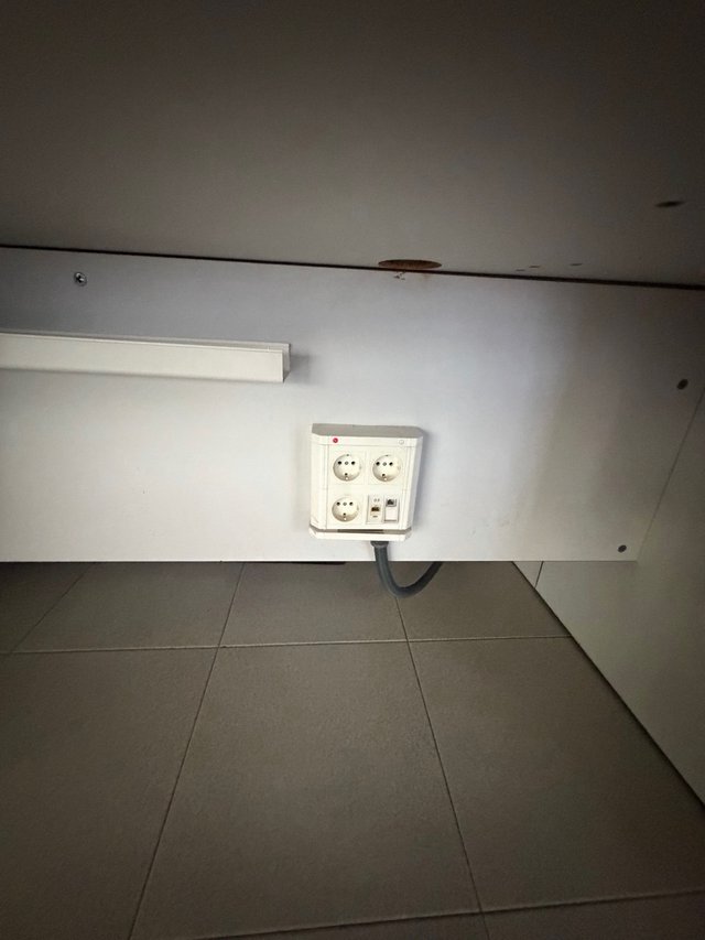 Mesas de oficina con cajones y electricidad