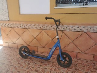 Patinete azul infantil