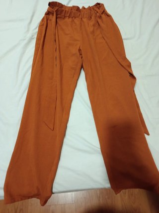 Pantalón ancho marrón con cinturón