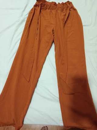 Pantalón ancho marrón con cinturón