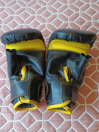 Guantes de Boxeo Negros y Amarillos