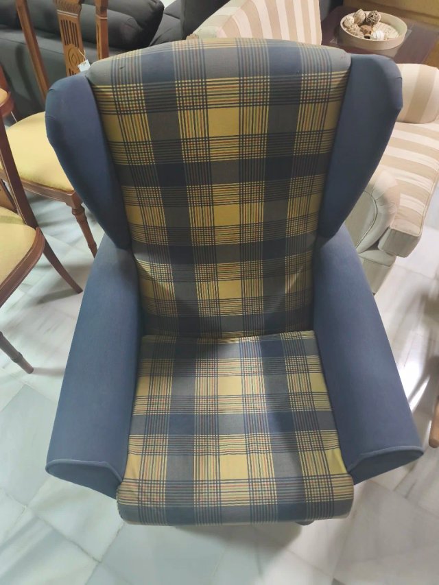 Sillón orejero azul y amarillo