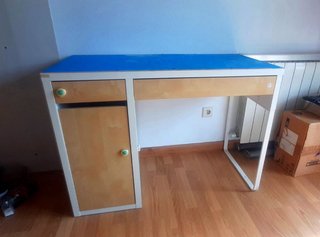 Escritorio madera y metal azul