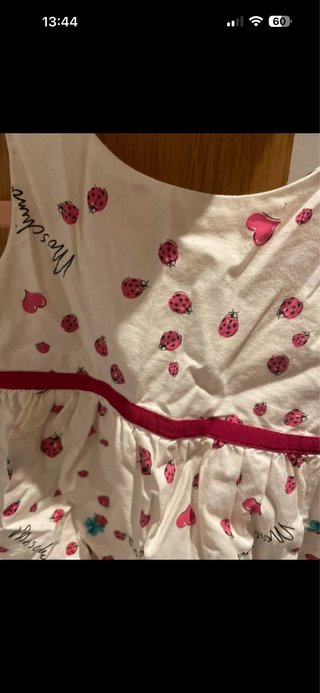 Hamaca Babybjorn y vestidos de marca