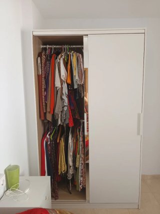Armario blanco Ikea puertas correderas y espejo