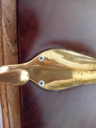 Perchero antiguo de madera con cabezas de caballo