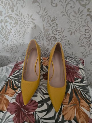 Zapatos tacón mostaza tacón dorado T39