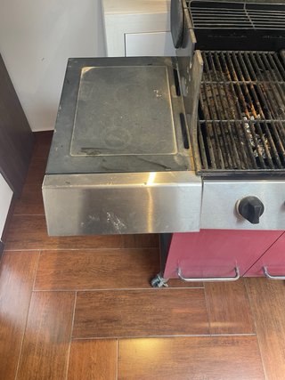 Barbacoa de gas roja y plateada (Restaurar)